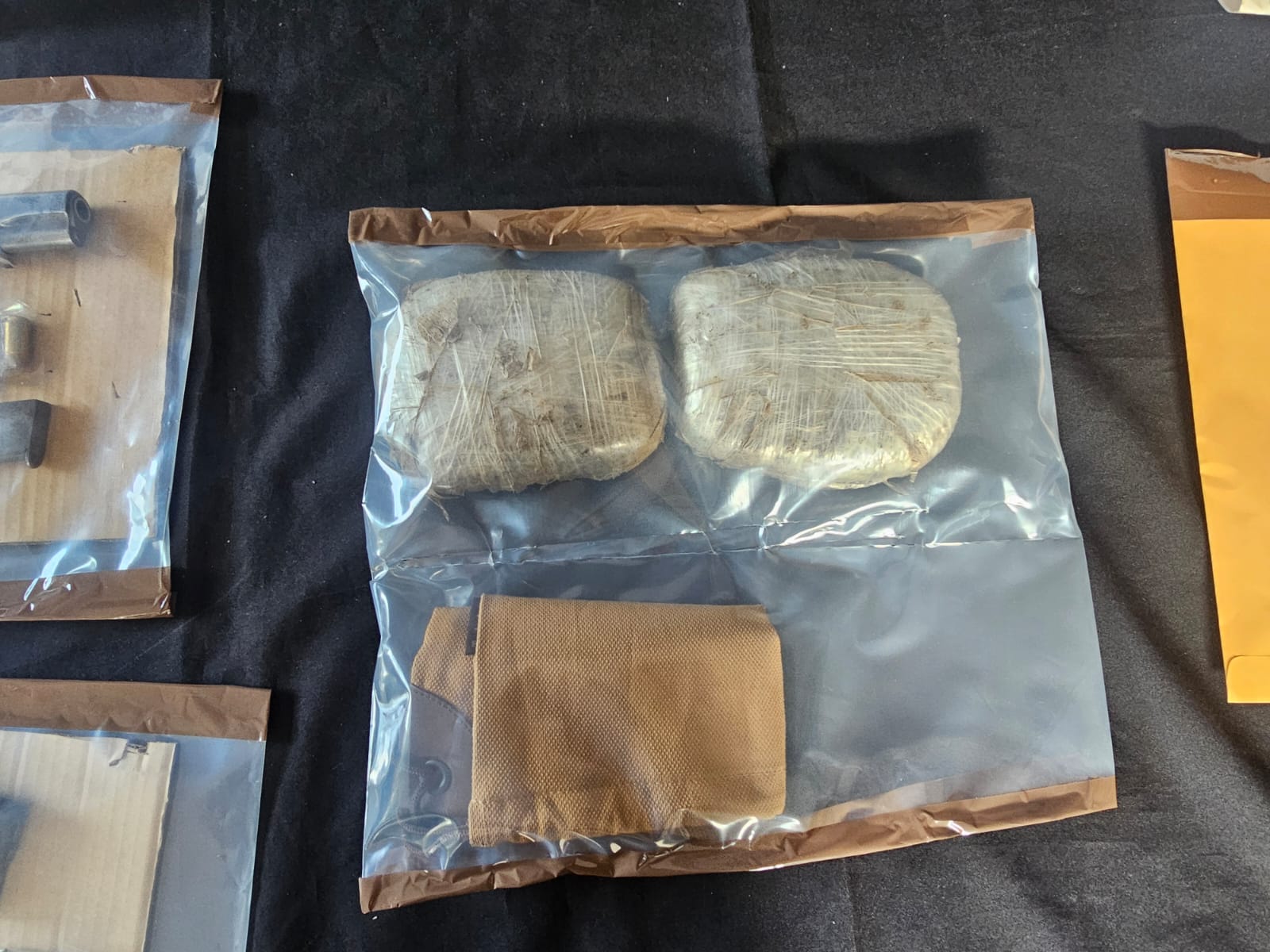 Decomiso de dos paquetes de hierba seca, presunta marihuana.