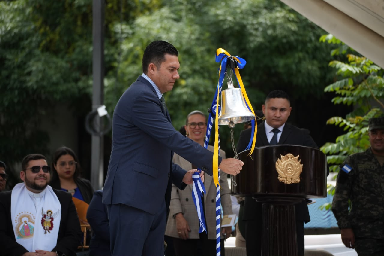 El alcalde Juan Diego Zelaya realizó el toque de campana como parte del programa conmemorativo.