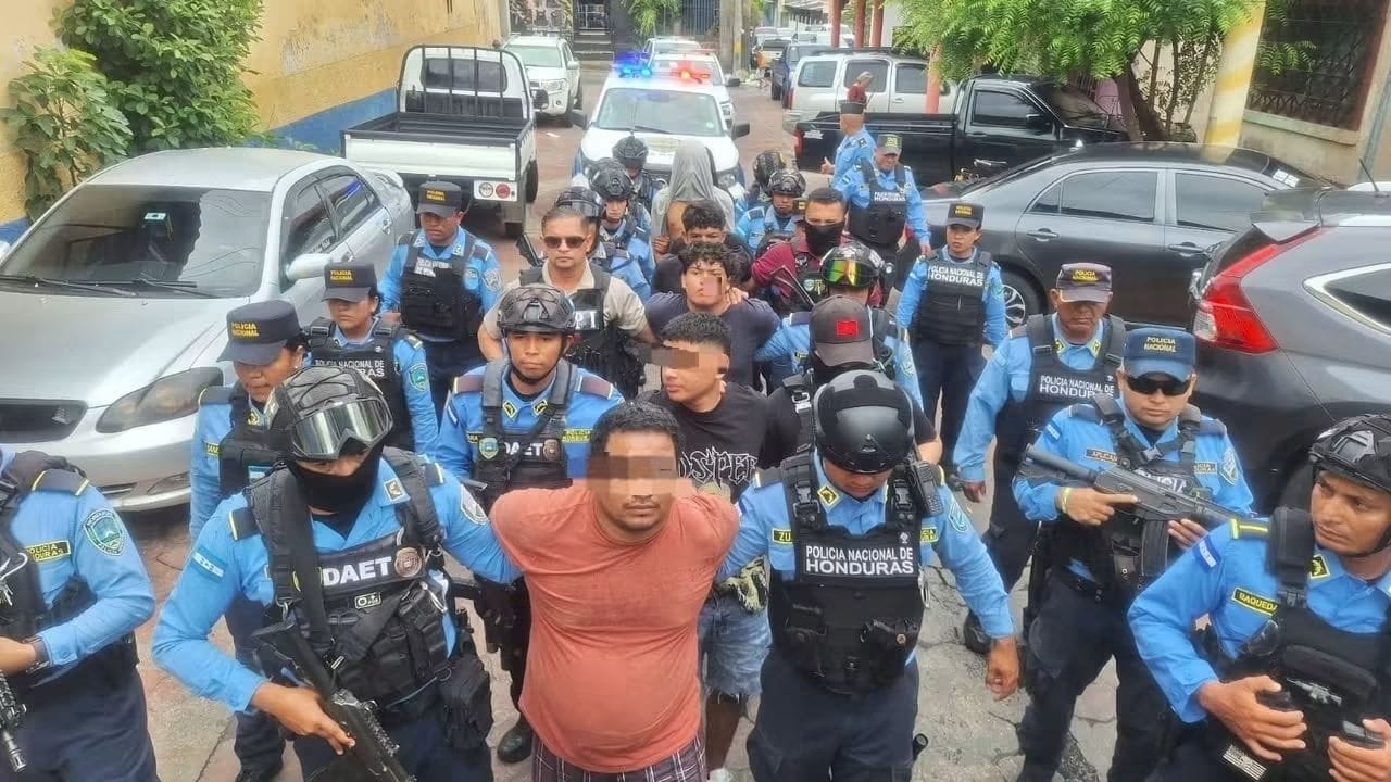 Persona detenida durante los operativos.