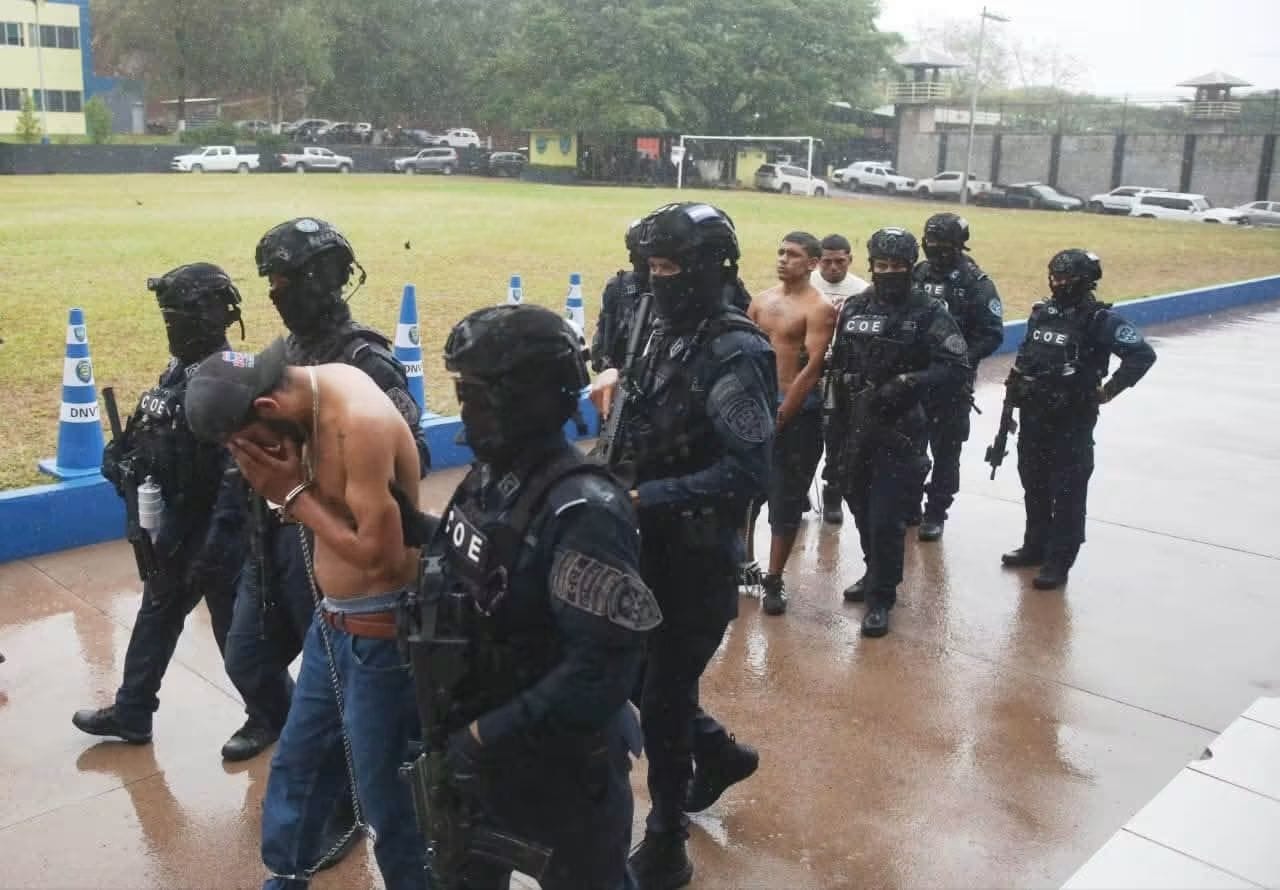 Persona detenida durante los operativos.
