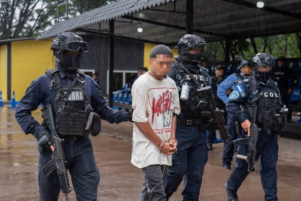 Persona detenida durante los operativos.