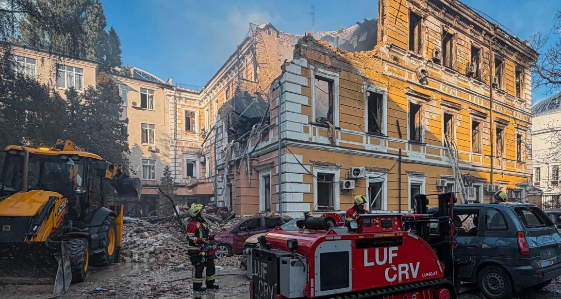 La ofensiva no se limitó a Kiev. En la región de Odesa también se registraron impactos y daños en diferentes instalaciones.