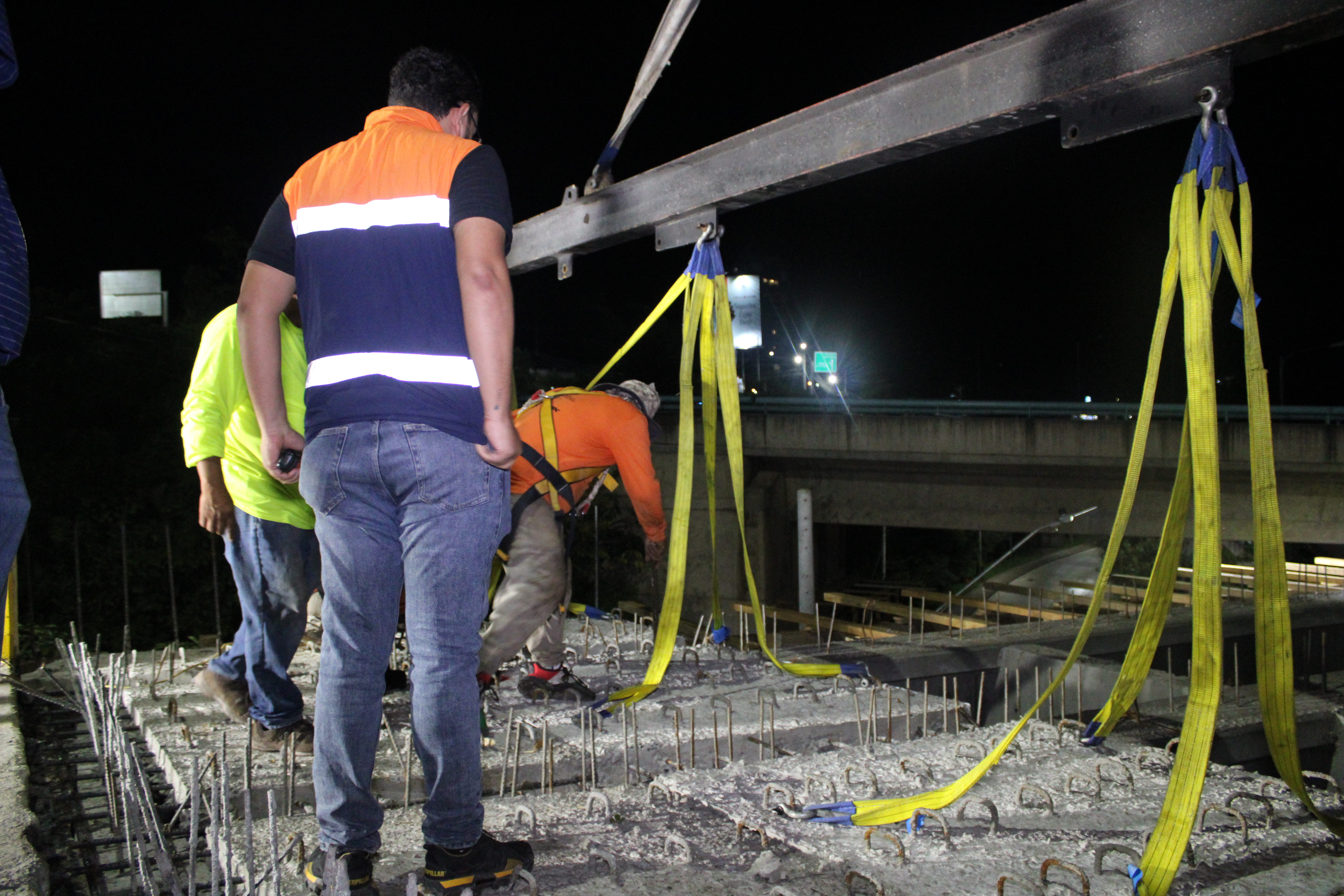 La instalación del primer tramo de prelosas permitió avanzar en la recuperación del puente Juan Manuel Gálvez, que registra un 65 % de ejecución física.