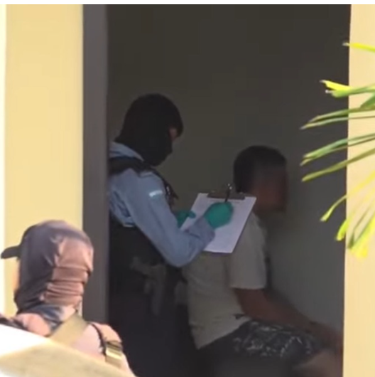 Las autoridades localizaron a 16 personas, entre ellas 14 ciudadanos colombianos y dos hondureños, además de dinero en efectivo, vehículos y armas de fuego.