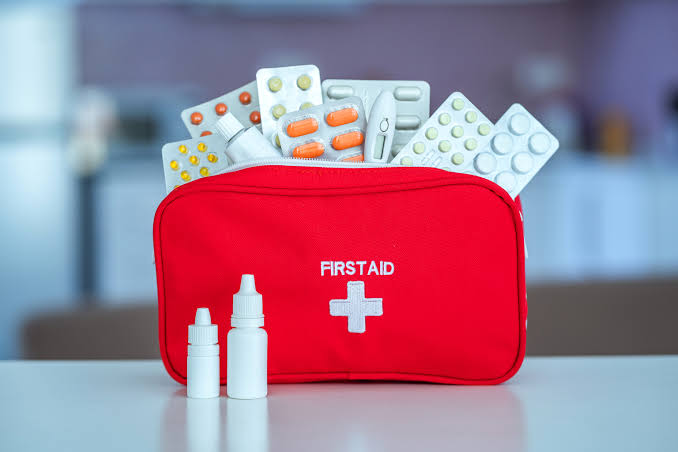 El kit médico para viajes debe incluir varios elementos para garantizar un viaje seguro y libre de malestares.
