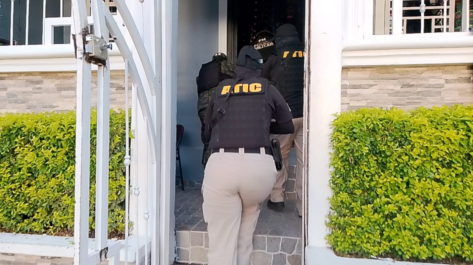Los equipos de investigación buscan armas, drogas y otros indicios relacionados con las estructuras criminales investigadas.