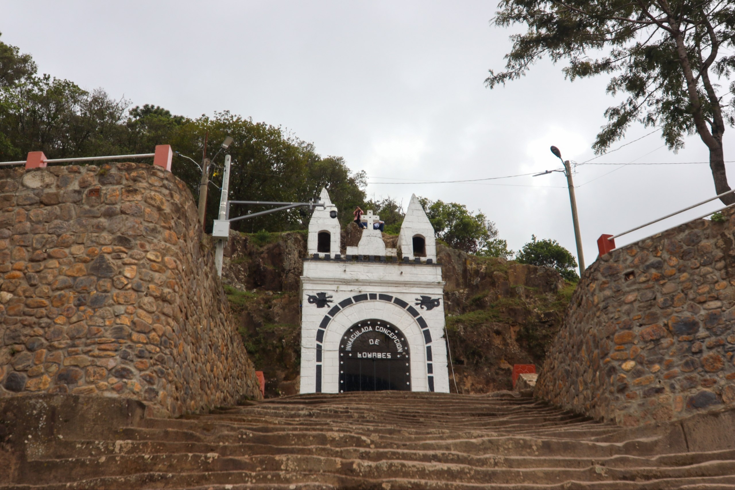 La Gruta alberga una ermita dedicada a la Inmaculada Concepción de Lourdes y forma parte de la identidad histórica y religiosa de La Esperanza.