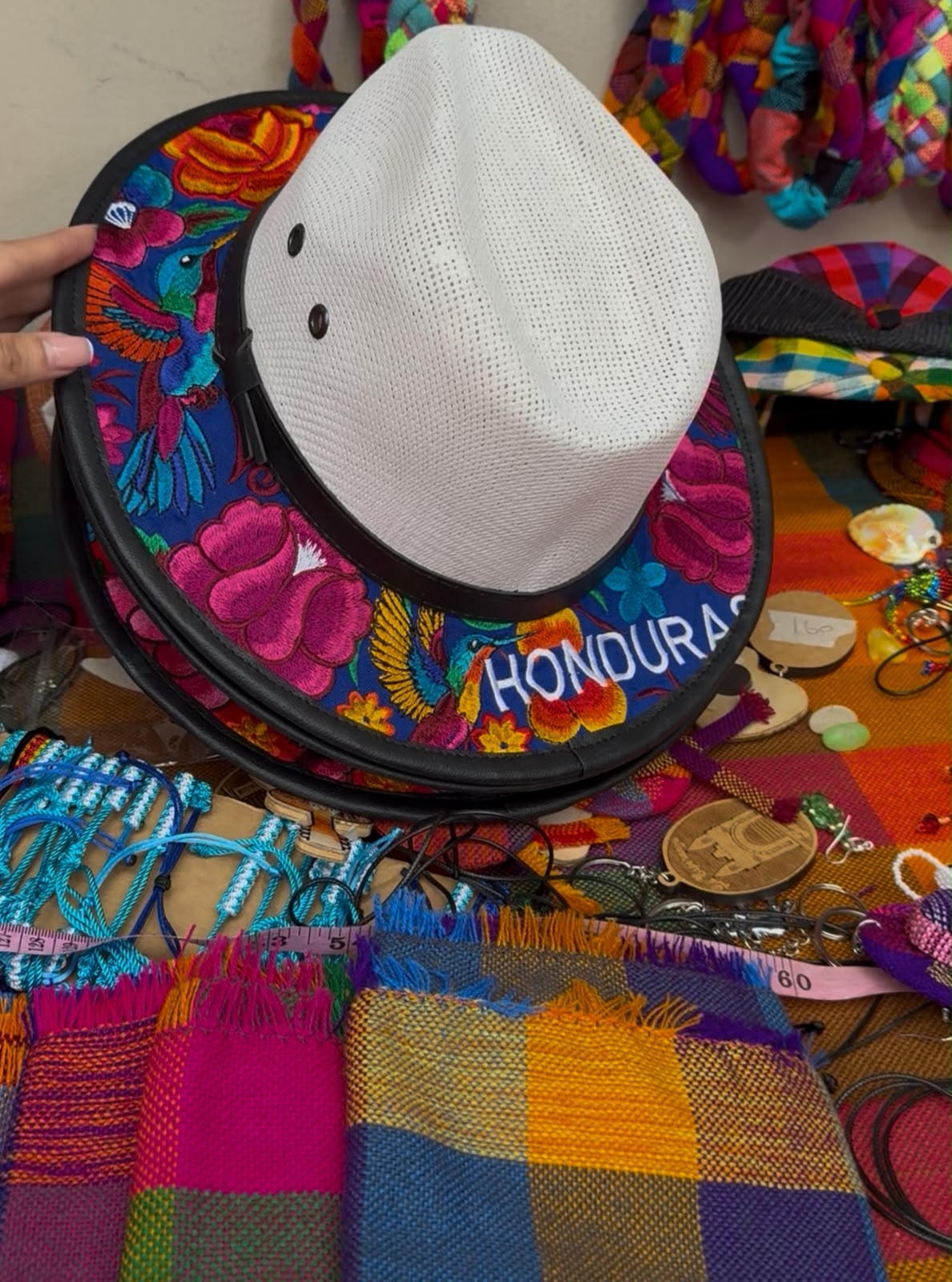 Sombreros bordados a mano, llenos de color y amor por Honduras.