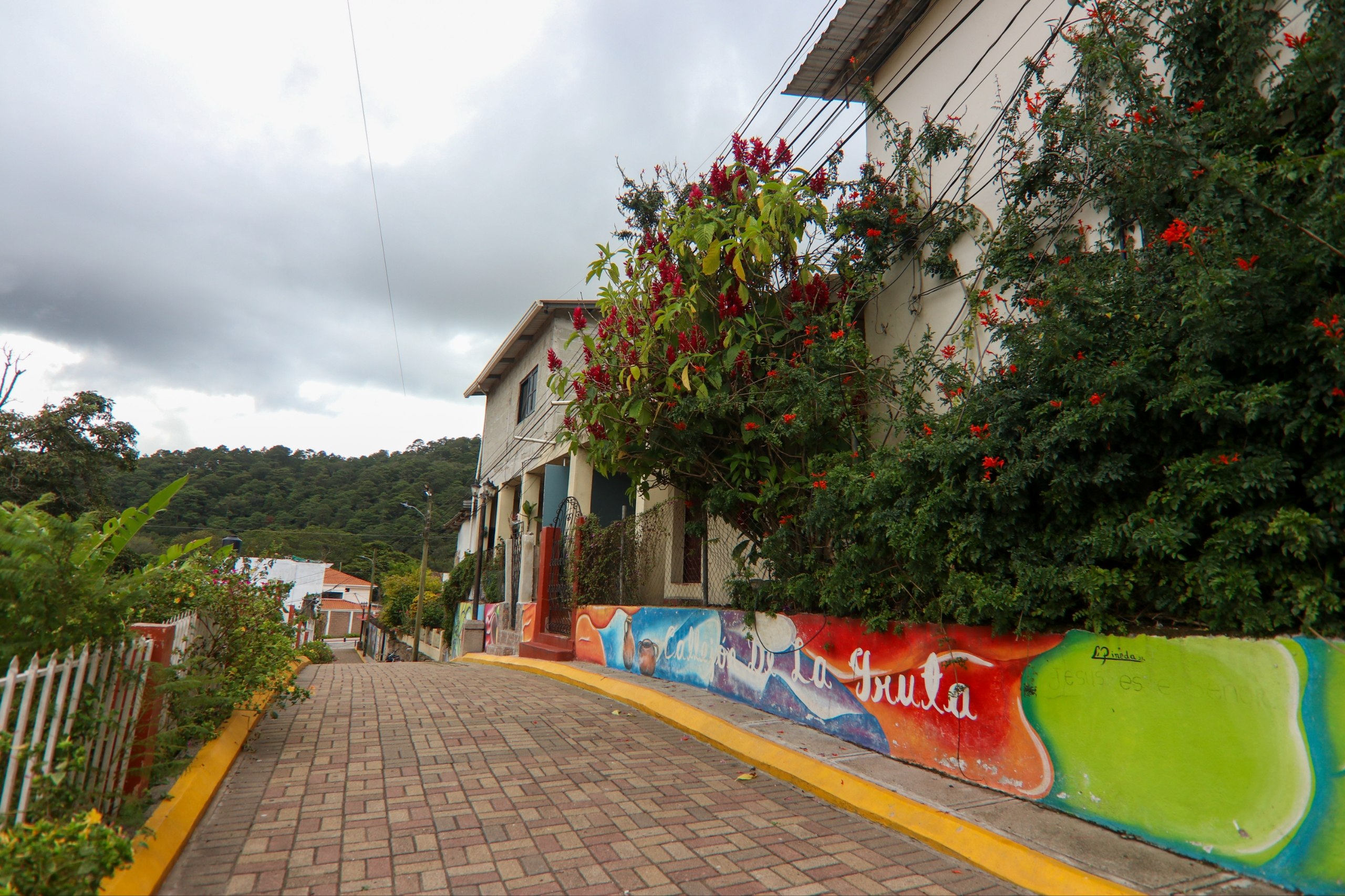 La Gruta es también un punto para apreciar el paisaje de las llamadas ciudades gemelas de La Esperanza e Intibucá.