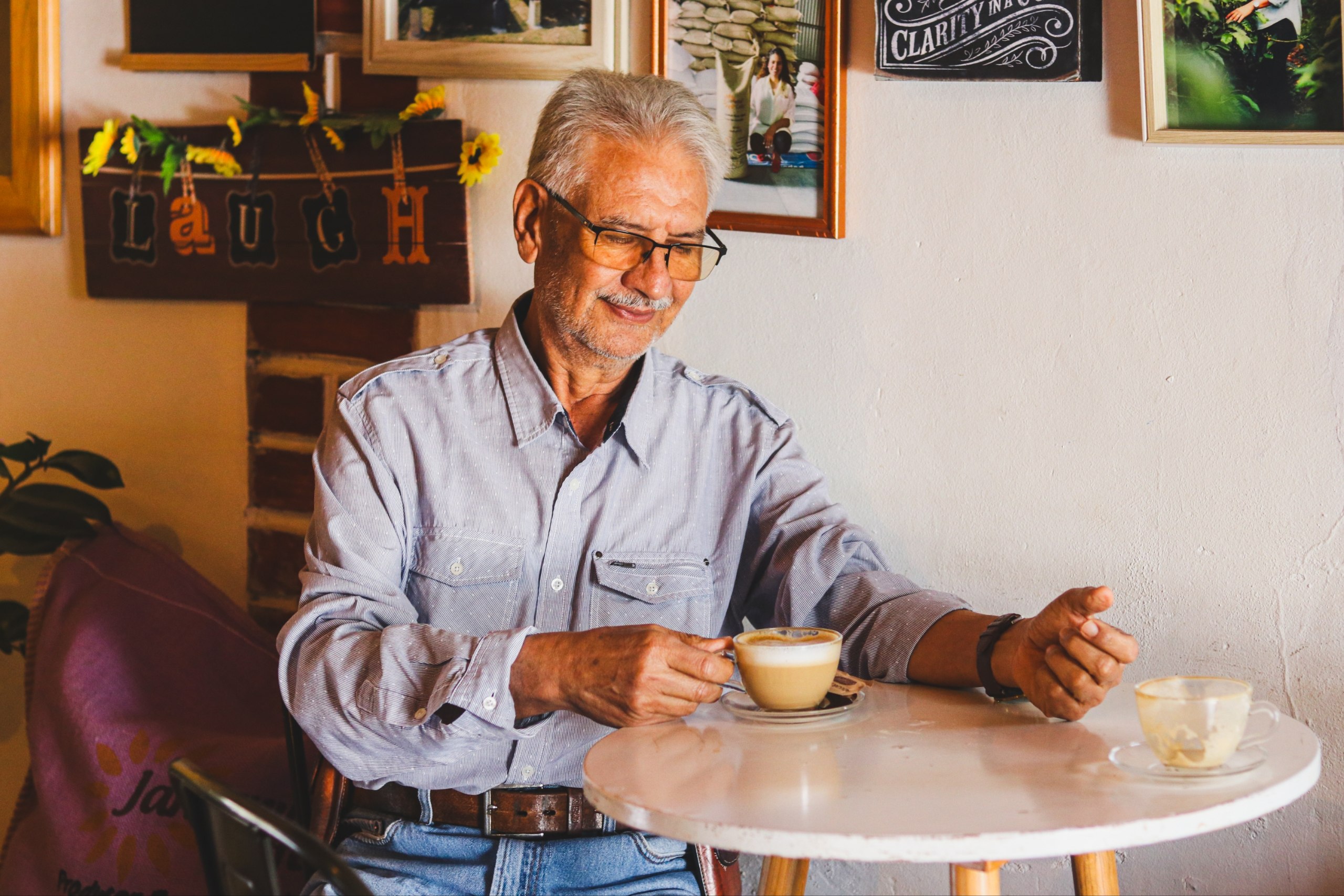 Edgardo Urquilla Aguilar, padre de la propietaria de Jamanit, y quien impulsó el amor por el café a sus hijos.