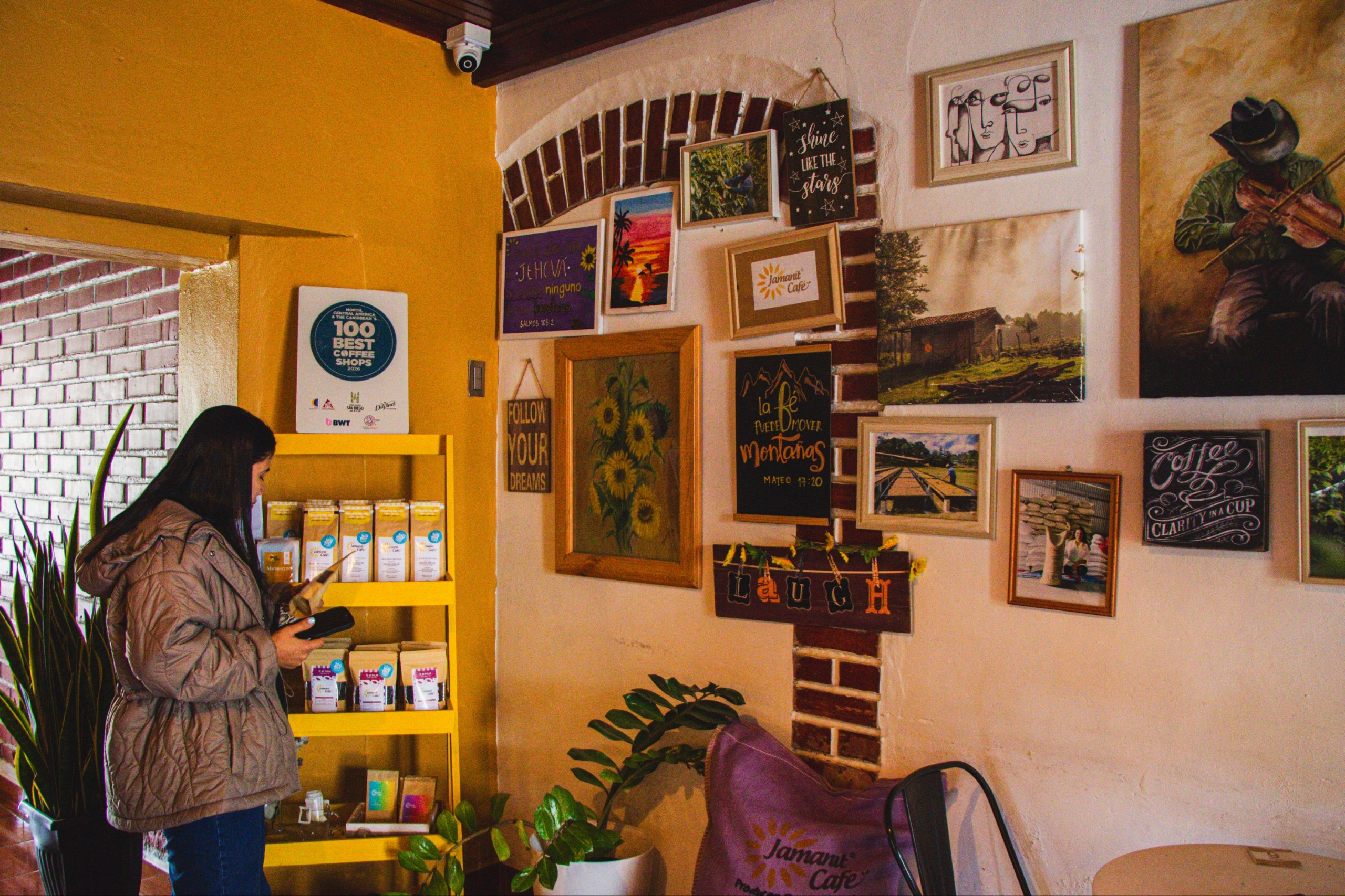 Con pinturas, cuadros y murales que representan la esencia de Jamanit Café.