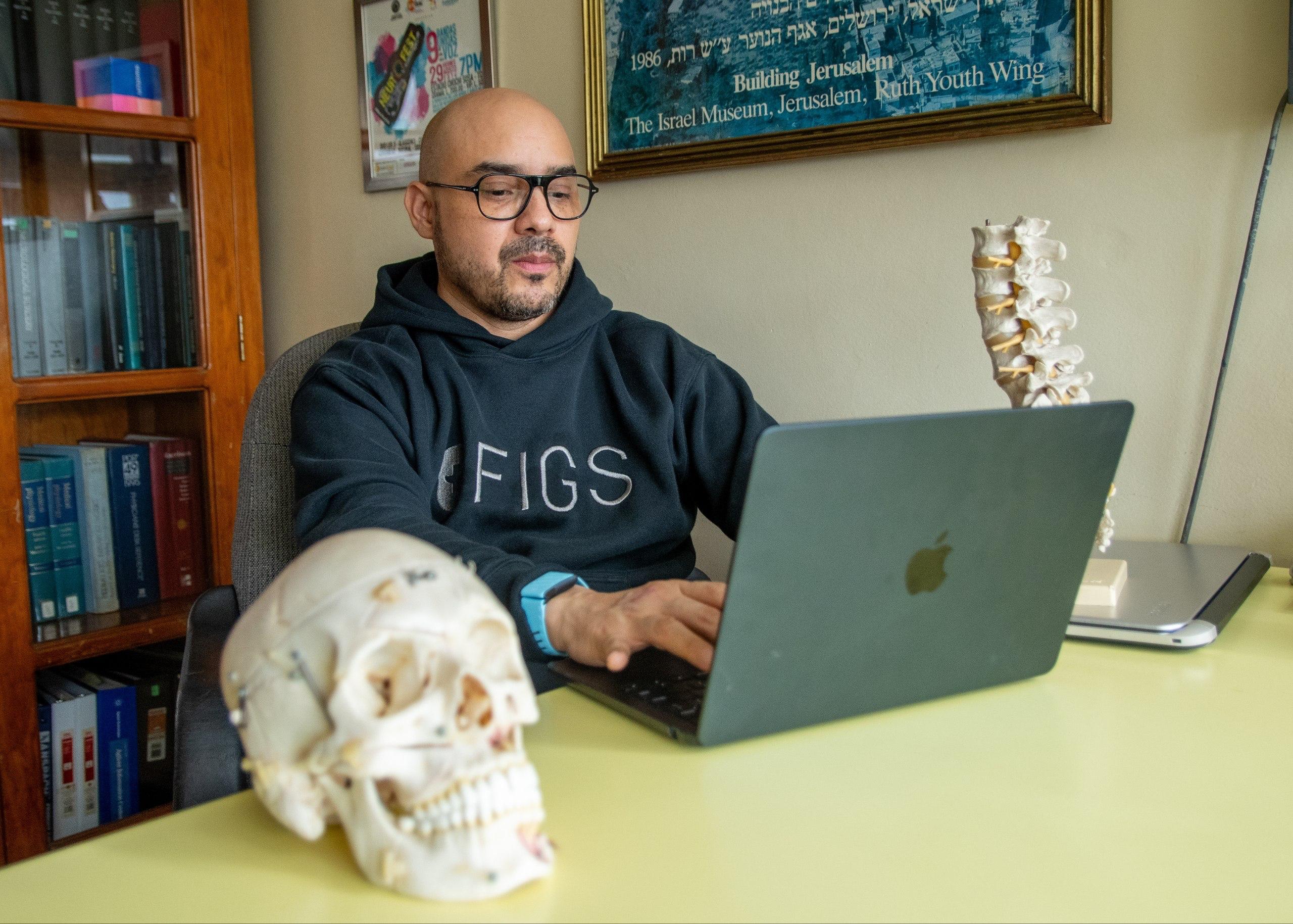 Doctor Alí Flores, jefe del departamento de Neurocirugía del Hospital Escuela.