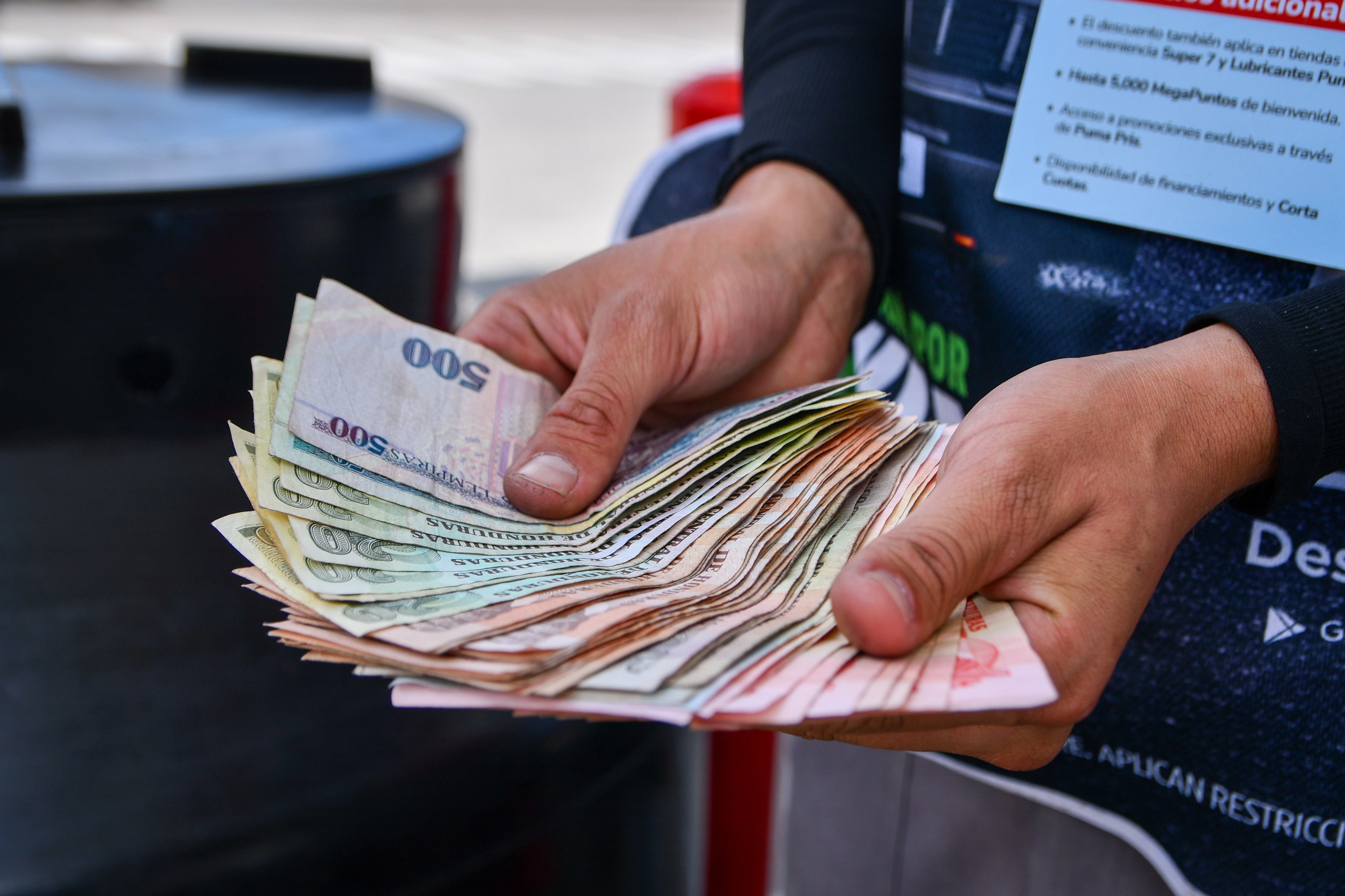 Persona contando dinero en Honduras.