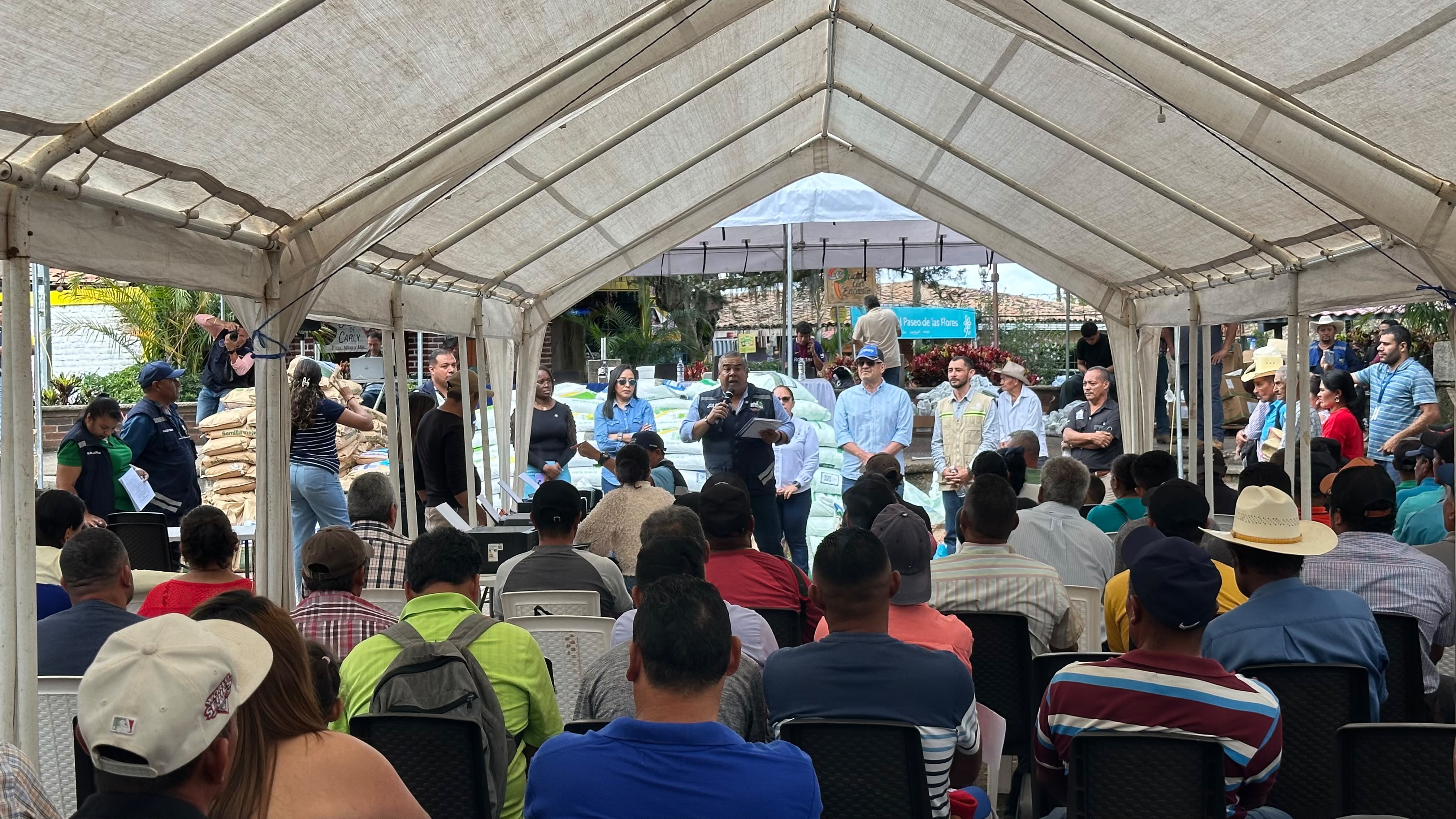 Los agricultores del municipio de Santa Lucía fueron beneficiados con un bono