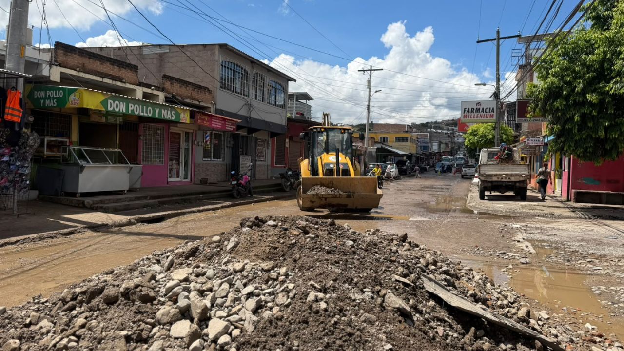 Recuperan calle de la Arturo Quezada tras quedar cubierta de basura y sedimentos
