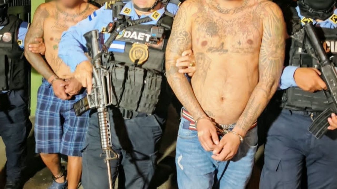Los dos supuestos miembros de la Pandilla 18 fueron detenidos en dos operativos simultáneos ejecutados en la capital.