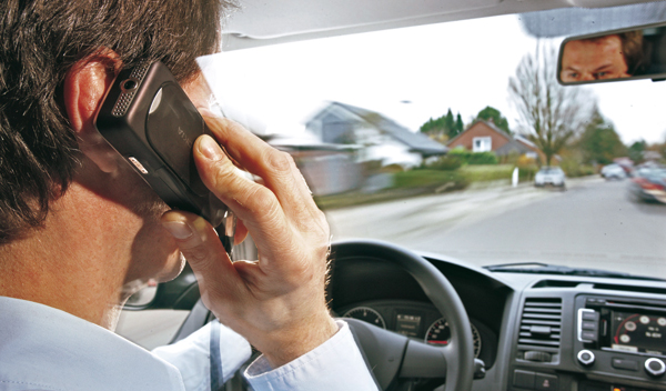 conductor-hablando-por-celular.jpg
