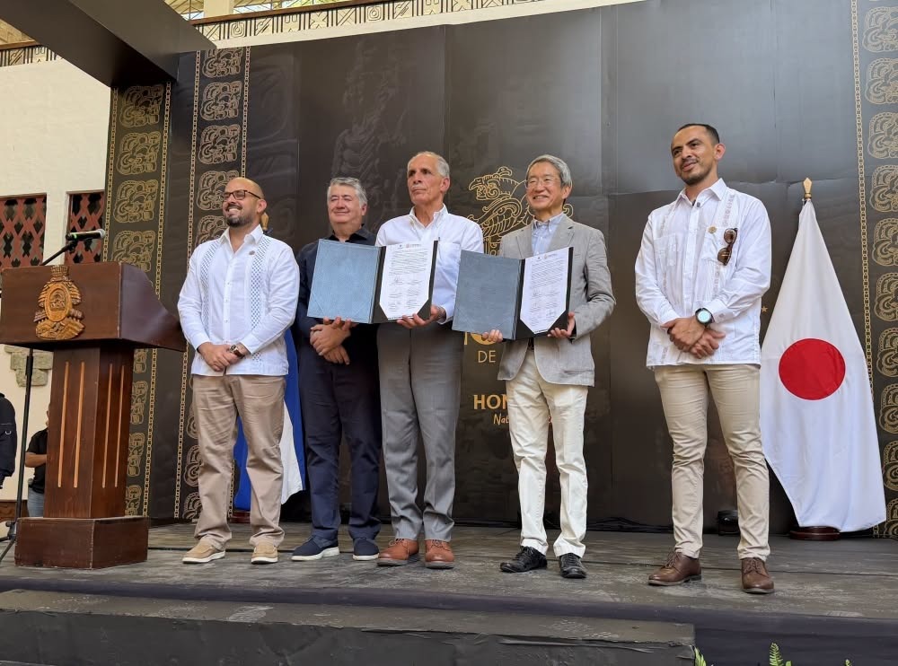 embajador de Japón en Honduras, Kazuhiro Nakai, durante una ceremonia en la que participaron el presidente Nasry Asfura, el ministro de la Presidencia, Juan Car