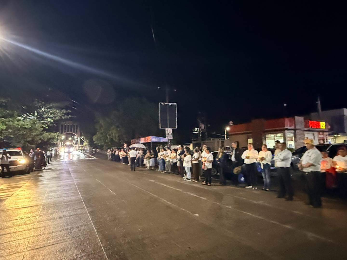 Bajo la lluvia y durante la noche, fieles de distintos municipios del sur de Honduras esperaron el paso de los restos de monseñor Teodoro Gómez.