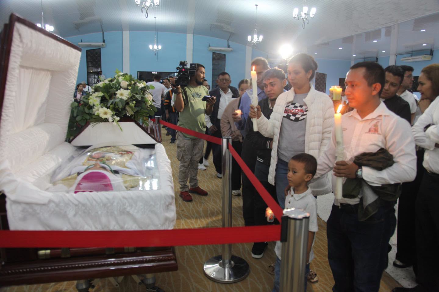 Feligreses de Choluteca llegan a presentar sus respetos y dar sus condolencias a los familiares de Monseñor Teodoro Gómez