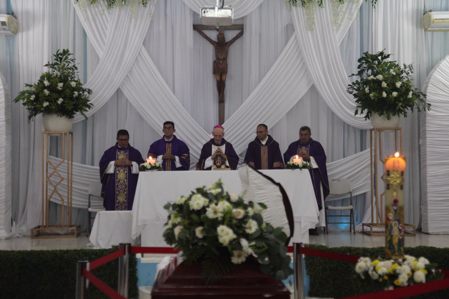 El clero de la Diócesis de Choluteca, acompaña a la feligresía durante la primera Misa por el sufragio de Monseñor.