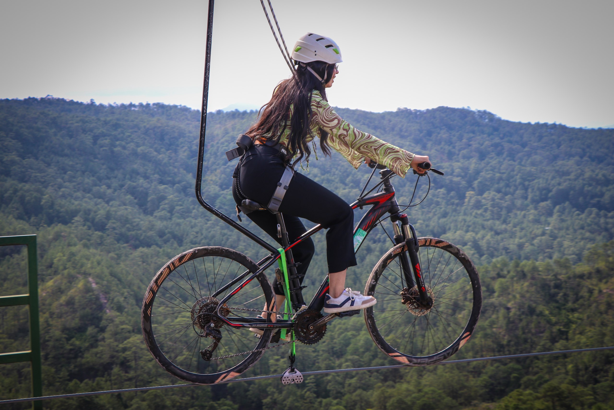 150 metros en una bicicleta aérea mientras los visitantes disfrutan del paisaje de Santa Rosa de Copán.