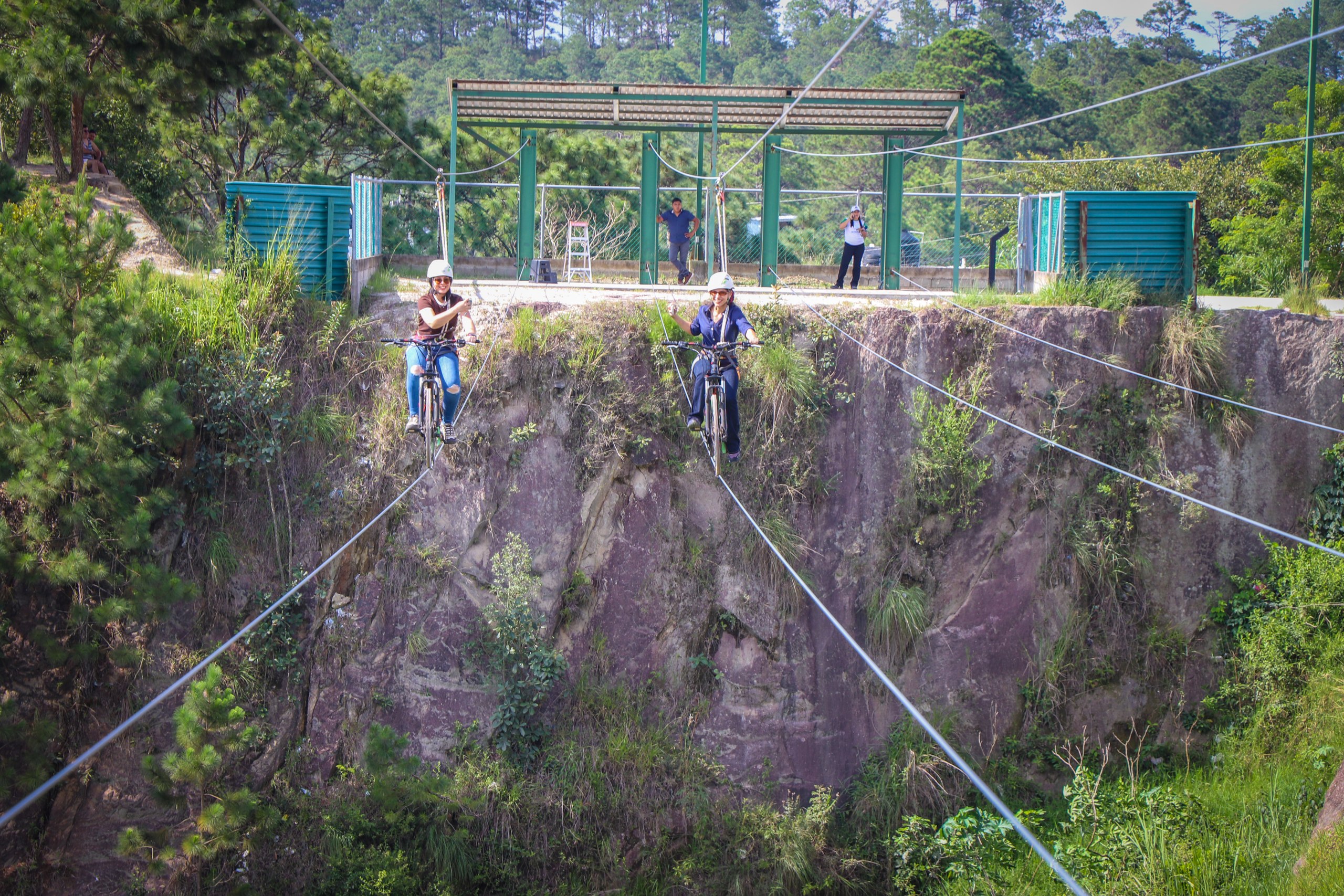 Cuenta con cuatro cuerdas para que cuatro personas puedan disfrutar al mismo tiempo de la actividad.