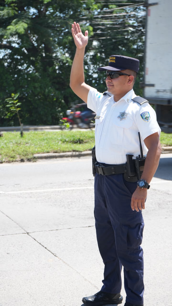 Agentes de la Policía Turística mantienen presencia en puntos estratégicos y ejes carreteros de San Pedro Sula durante el feriado morazánico.