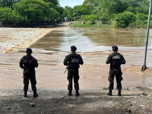 La Fuerza Naval de Honduras realiza la supervisión del caudal del río Goascorán en los sectores de Alianza y Valle Nuevo, Valle, ante las recientes lluvias.