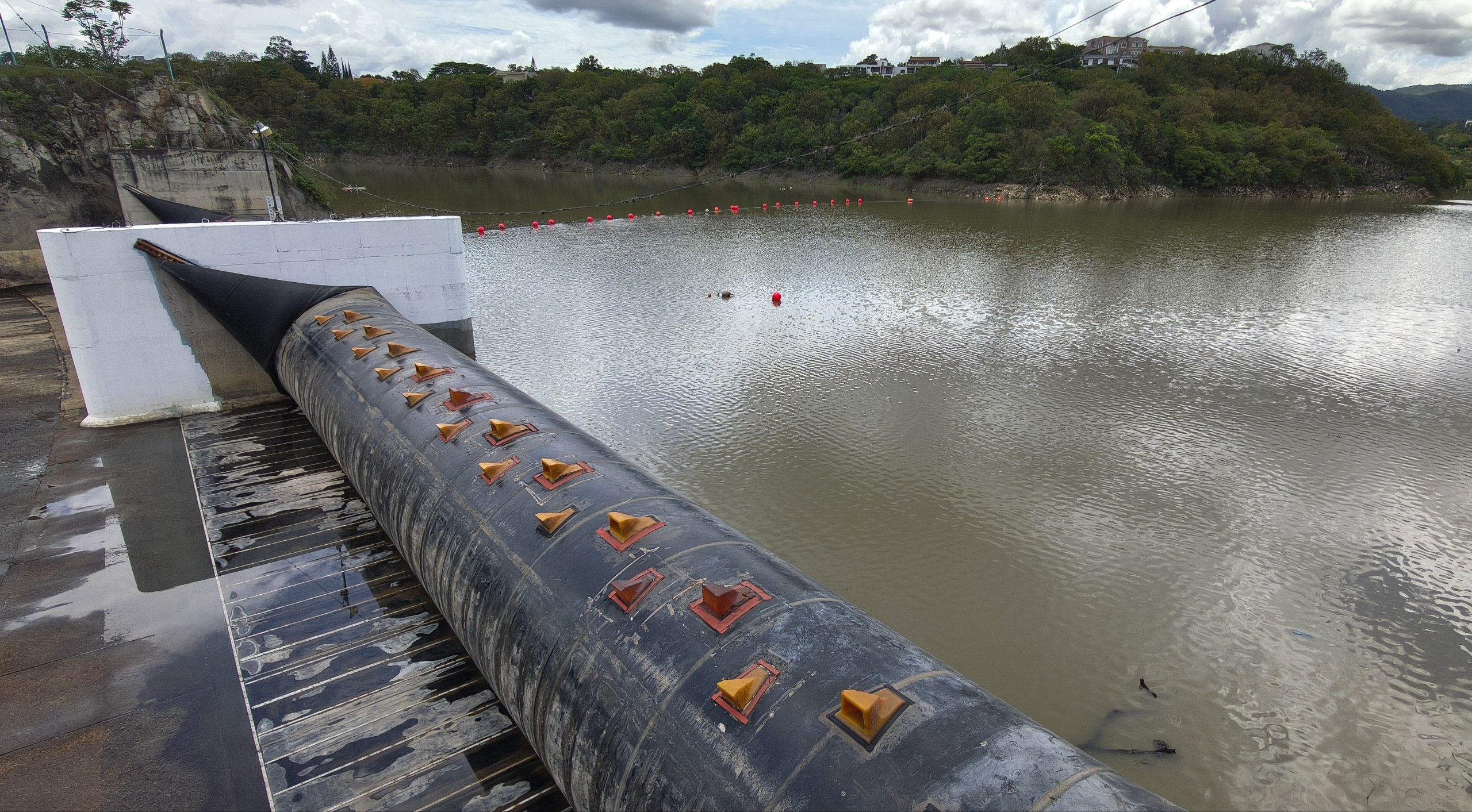 Las cortinas lograrán almacenar más de 3 millos cúbicos de agua en Los Laureles.
