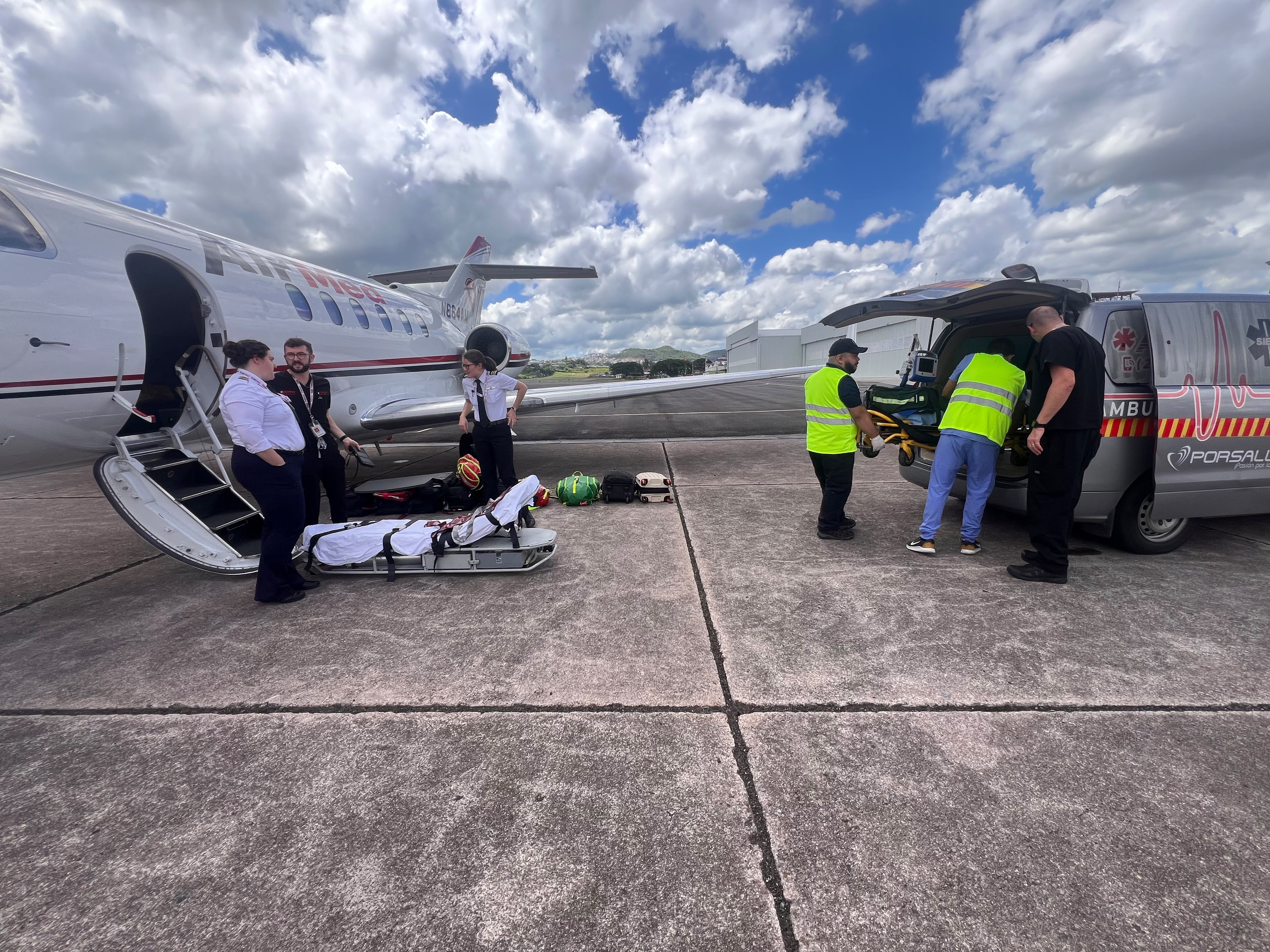 Personal médico acompaña al niño de tres años durante su ingreso al avión, donde viajará a Estados Unidos para continuar su tratamiento.