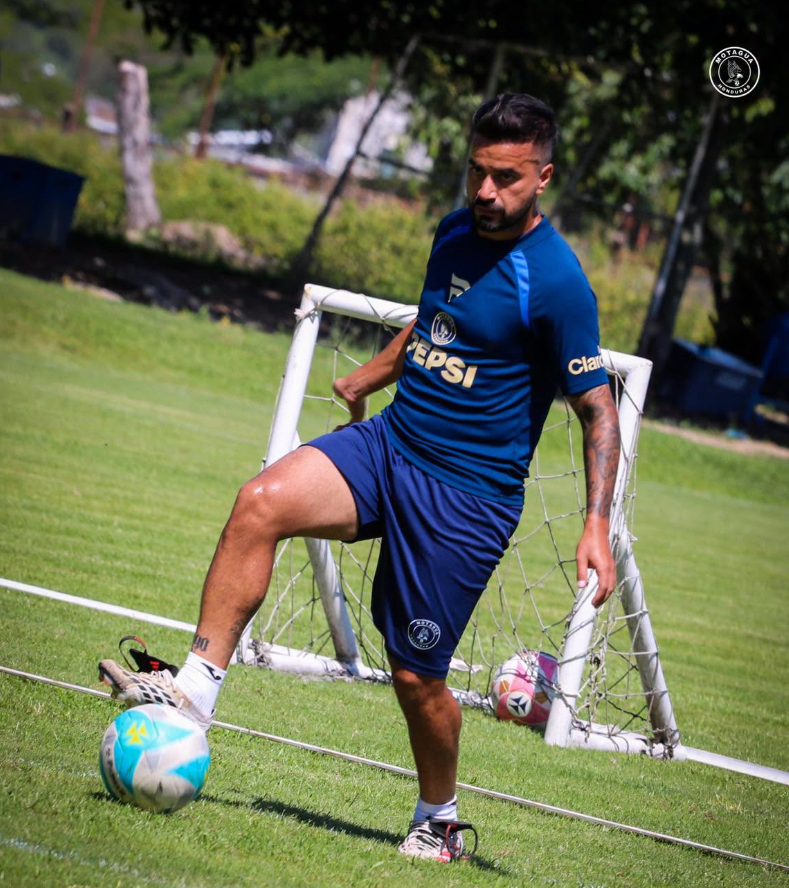Droopy Gómez entrenando para esperar en el nacional al Choloma.