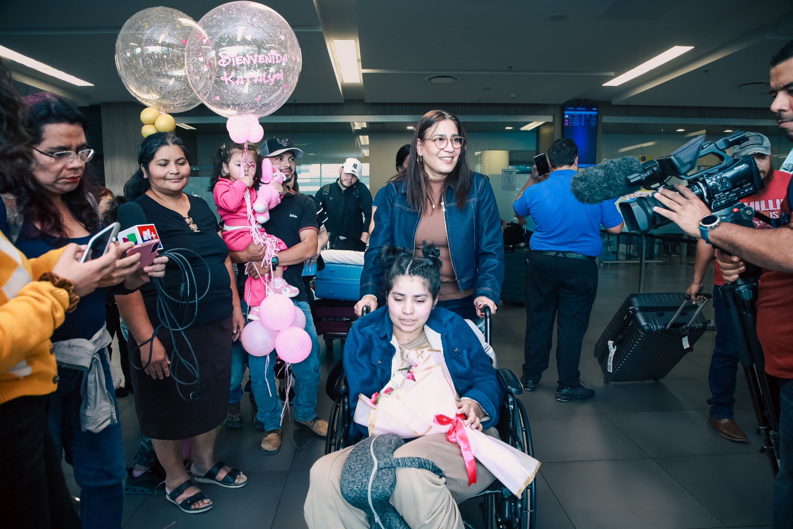 Entre flores y globos, Gladis fue recibida con muestras de cariño tras su regreso al país.