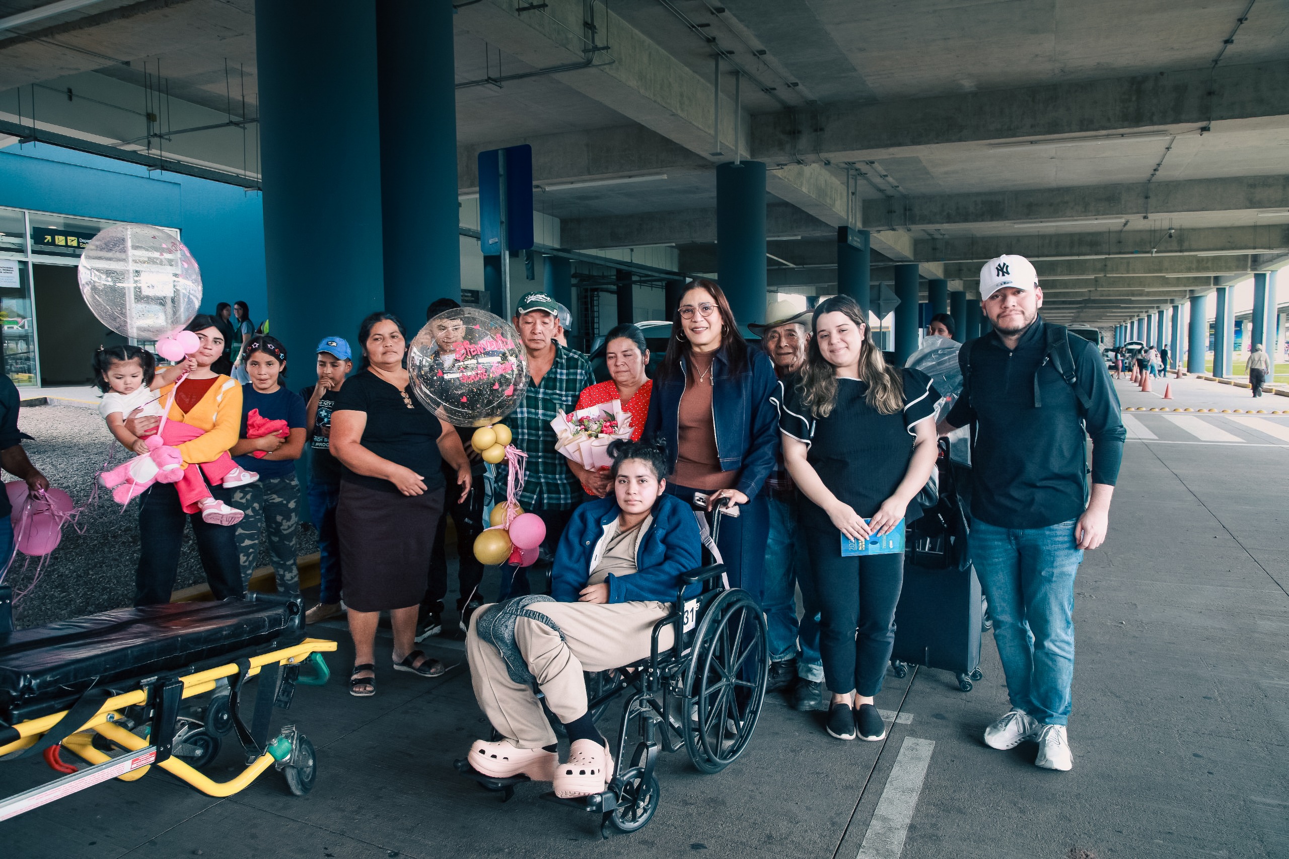 Familiares, amigos e instituicones que hicieron posible su regreso a Honduras vivieron un momento de felicidad.