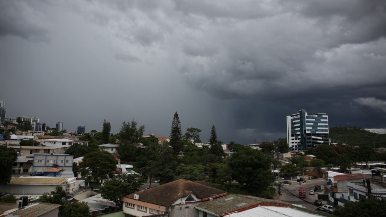 ¡Saca tu paraguas! Onda tropical dejará lluvias y chubascos este lunes en Honduras