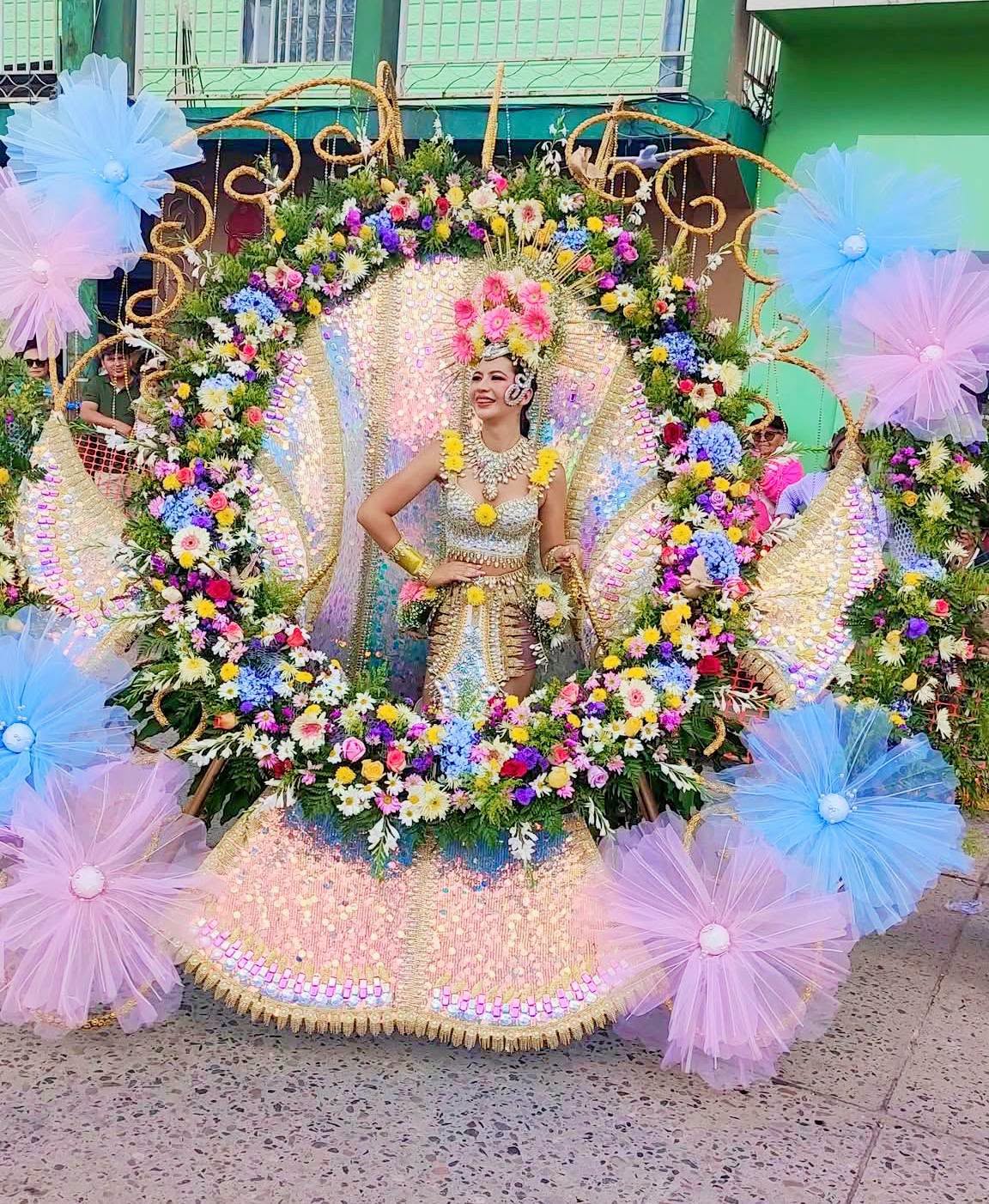 La propuesta convirtió el desfile en una muestra de creatividad y dedicación, donde los detalles naturales adquirieron protagonismo.