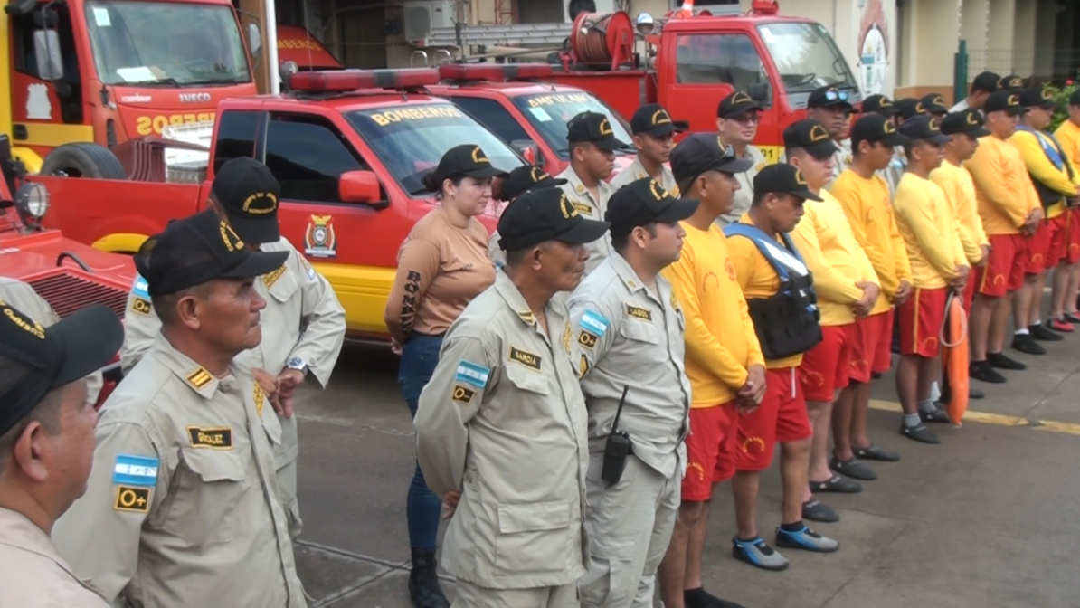 Las labores de búsqueda se extendieron hacia sectores cercanos, incluida la playa de Cedeño, con apoyo de voluntarios y lancheros de la zona.