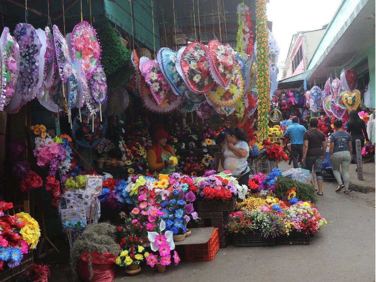 Coronas y arreglos florales forman parte de las tradiciones de muchas familias recuerdan a sus seres queridos durante el Día de los Muertos.