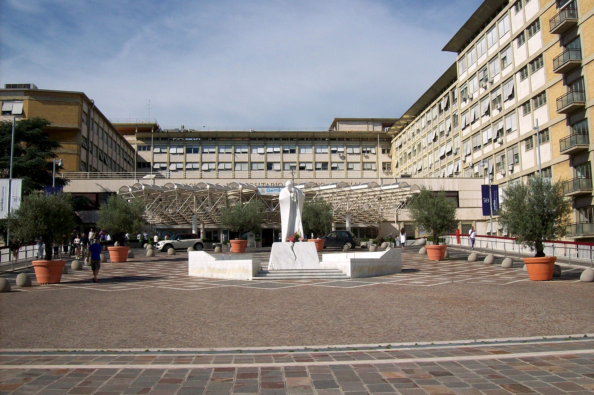 El papa León será intervenido en el Hospital Gemelli de Italia, donde se cuida la salud de los Papas.
