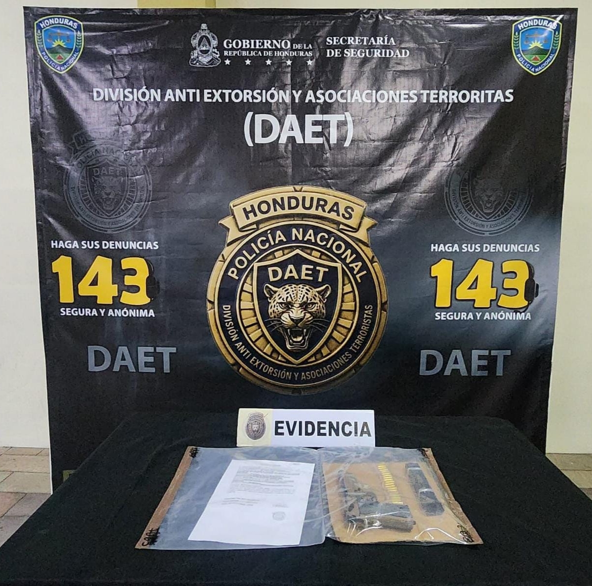Al detenido le confiscaron ciertos artículos y armas