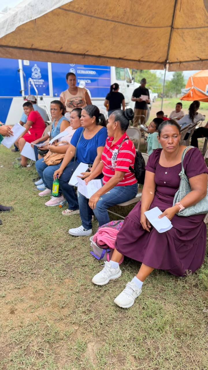Personas de diferentes edades asistieron a las unidades móviles.