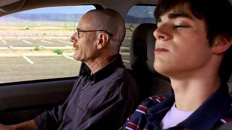 Bryan Cranston como Walter White, y RJ Mitte como Walter White Jr. en Breaking Bad.