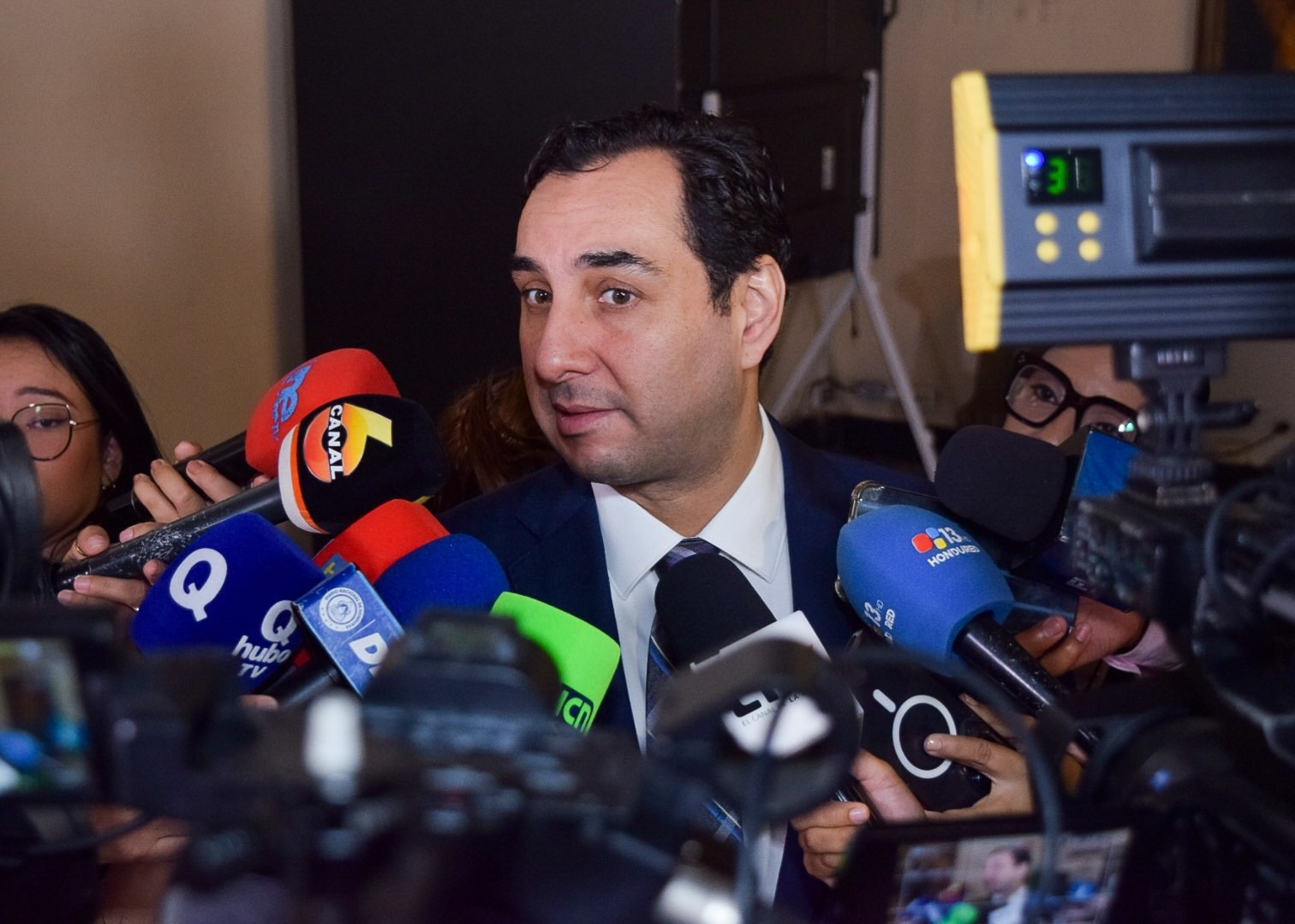 El gerente general de la ENEE, Guillermo Panting, informó que se realizará la instalación de 10 mil lámparas mensuales.