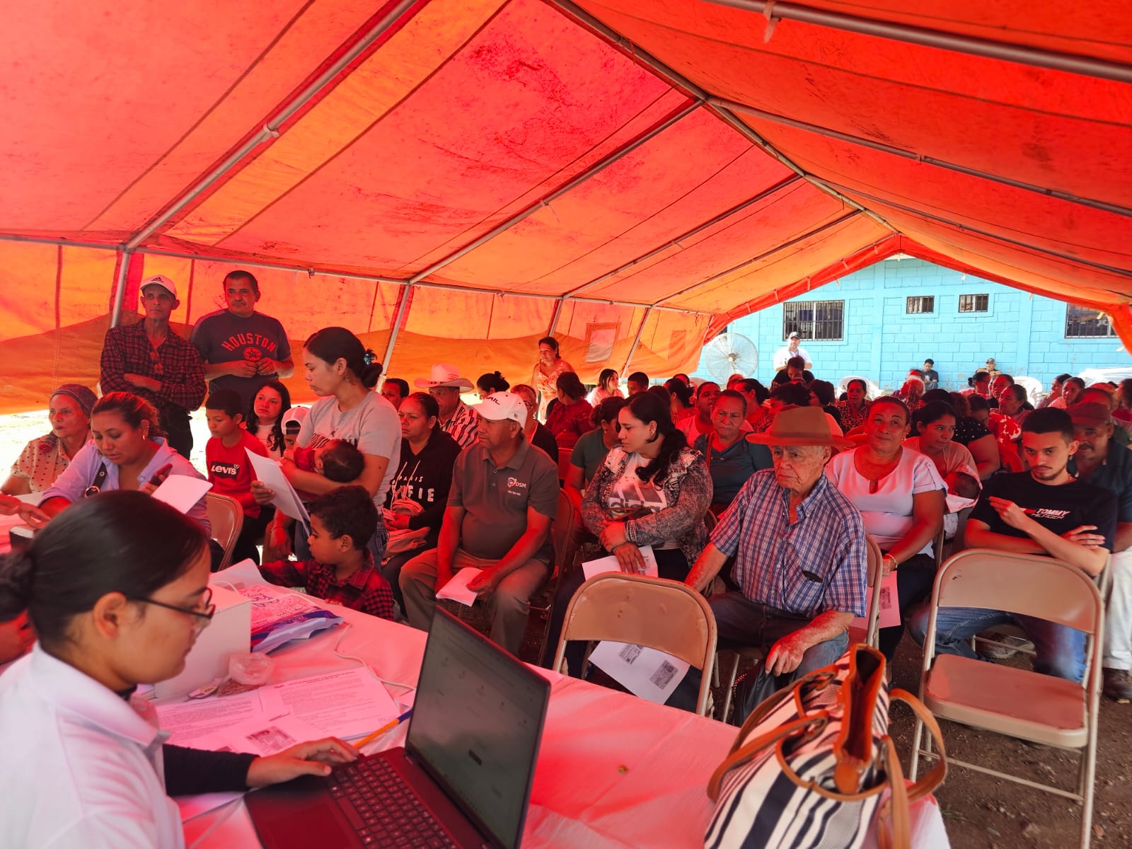 Las unidades médicas acercan servicios de laboratorio, mamografías y medicamentos a las familias olanchanas.