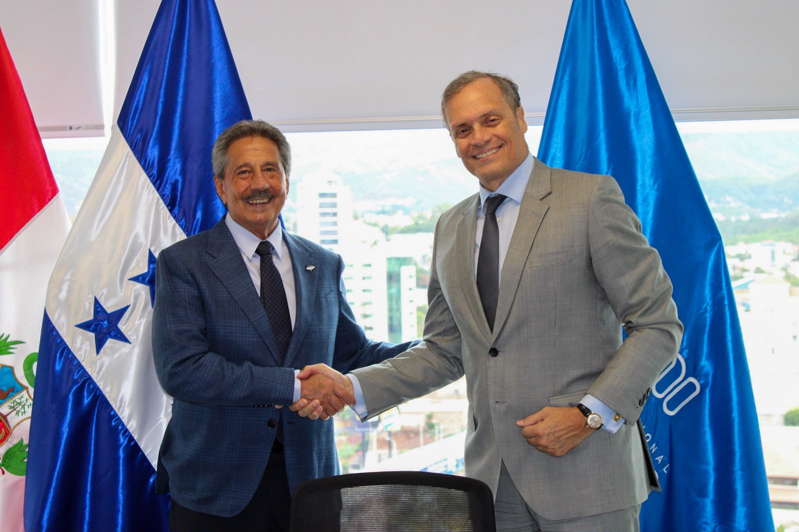 Secretario Ejecutivo del Consejo Nacional de Inversiones (CNI), Epaminondas Marinakys y el Embajador de la República de Perú en Honduras, César Max Larraín.