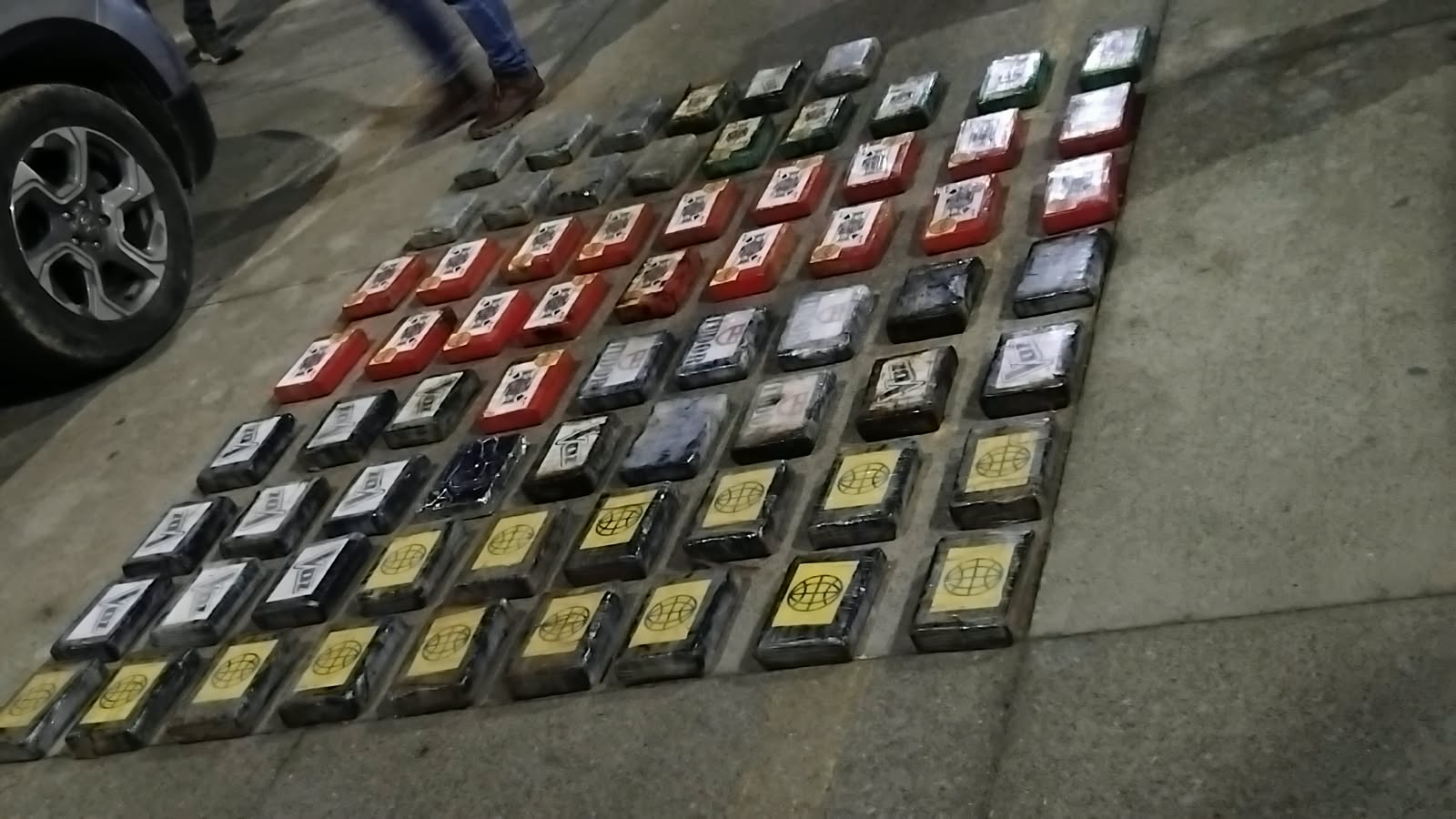 Las autoridades inspeccionaron una camioneta Honda CR-V sin placas de circulación, donde encontraron varios paquetes sospechosos.