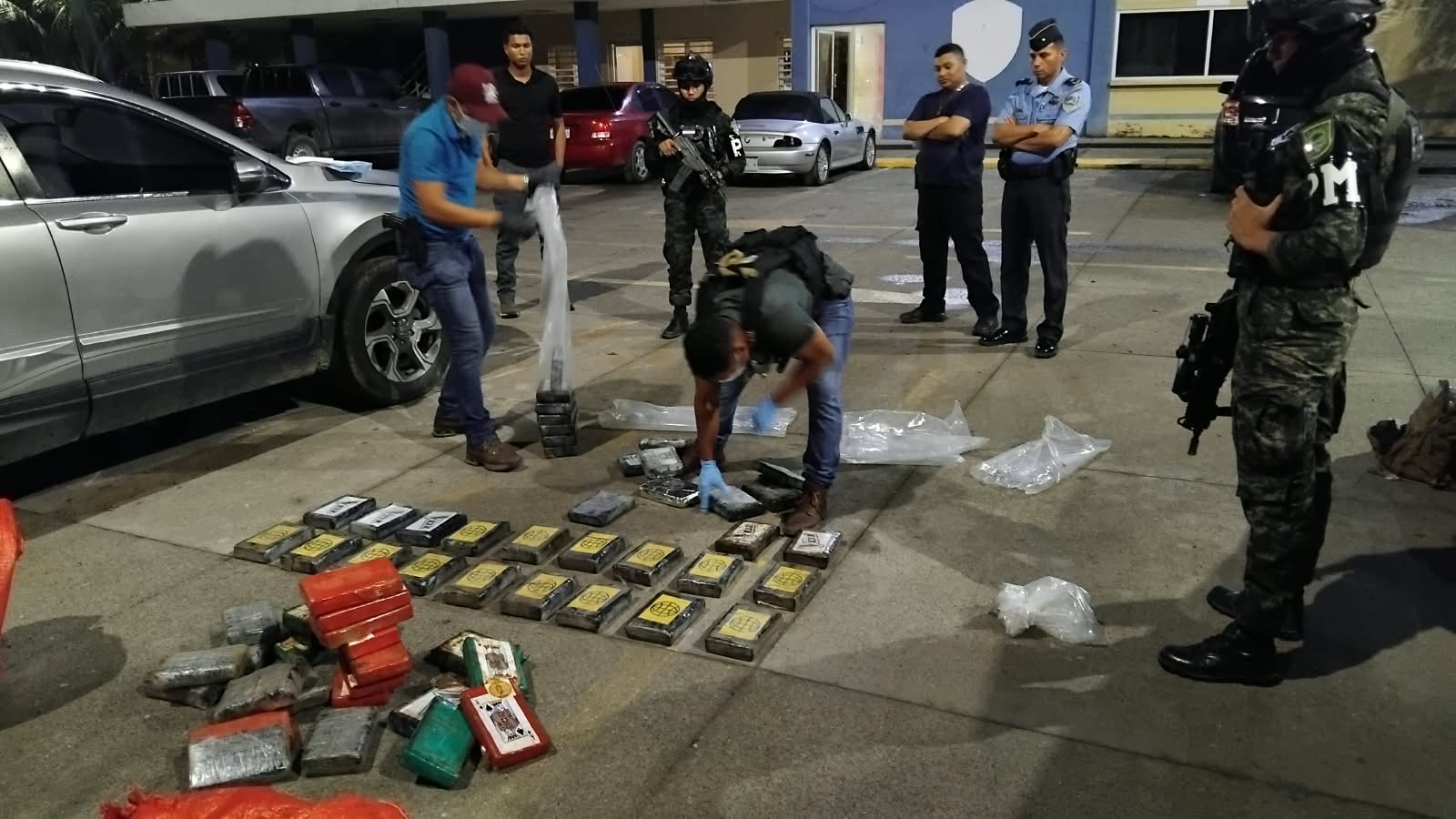 La evidencia localizada quedó bajo custodia policial mientras continúan las diligencias correspondientes.