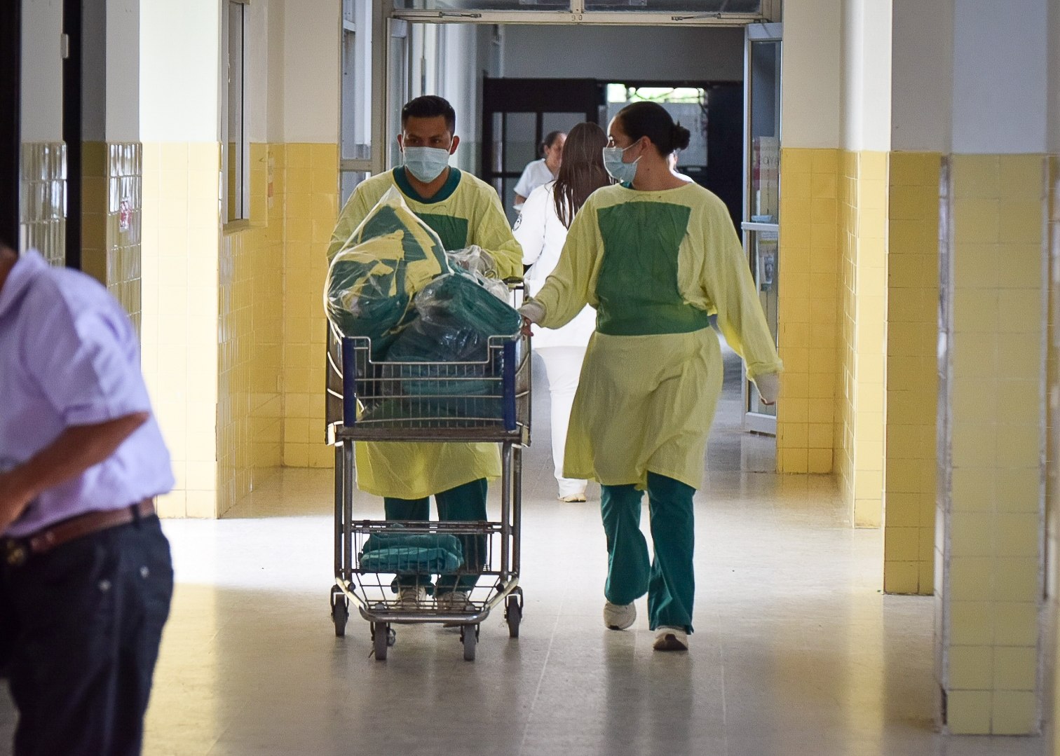 Las autoridades preparan la emergencia y ejecutan trabajos de impermeabilización del techo y reparación de paredes para mejorar las instalaciones.