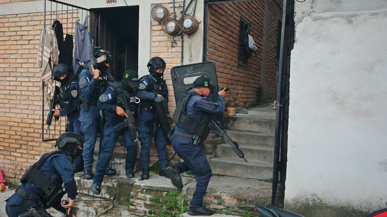 La DAET, con apoyo de la DNFE y coordinación con el Ministerio Público, capturó a tres sospechosos señalados por asociaciones terroristas.