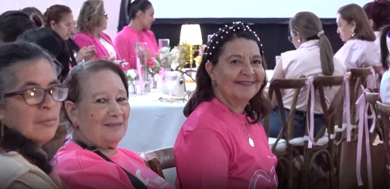 Sobrevivientes y pacientes en tratamiento formaron parte del almuerzo rosa.